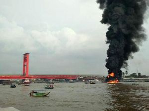 Kapal Pengangkut BBM Karam Setelah Meledak di Perairan Sungai Musi Kapal Pengangkut BBM Karam Setelah Meledak di Perairan Sungai Musi
