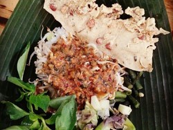 Promosikan Pecel Mangunsuman Ratusan Pincuk Nasi Pecel Dibagikan Gratis