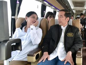 Sejoli Jokowi-Iriana Jajal Tol Trans Jawa dengan Damri