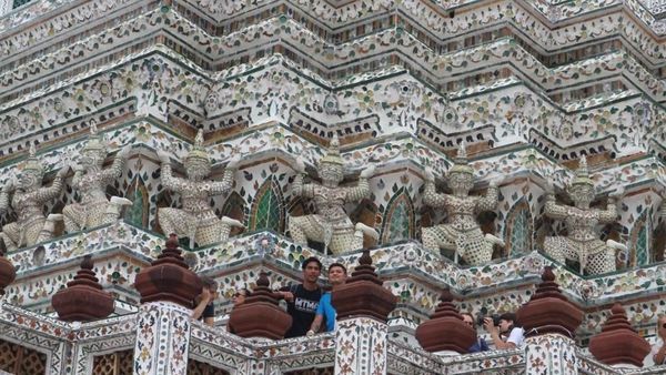 Foto: Rel Kereta Ekstrem & Kolam Super Bening Thailand