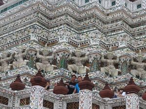 Foto: Rel Kereta Ekstrem & Kolam Super Bening Thailand