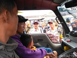 Petugas Kandangankan 6 Angkutan Umum Tak Laik Jalan di Garut