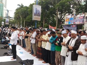 Diimami Bachtiar Nasir, Massa Aksi Bela Uighur Salat Asar Berjemaah Diimami Bachtiar Nasir, Massa Aksi Bela Uighur Salat Asar Berjemaah