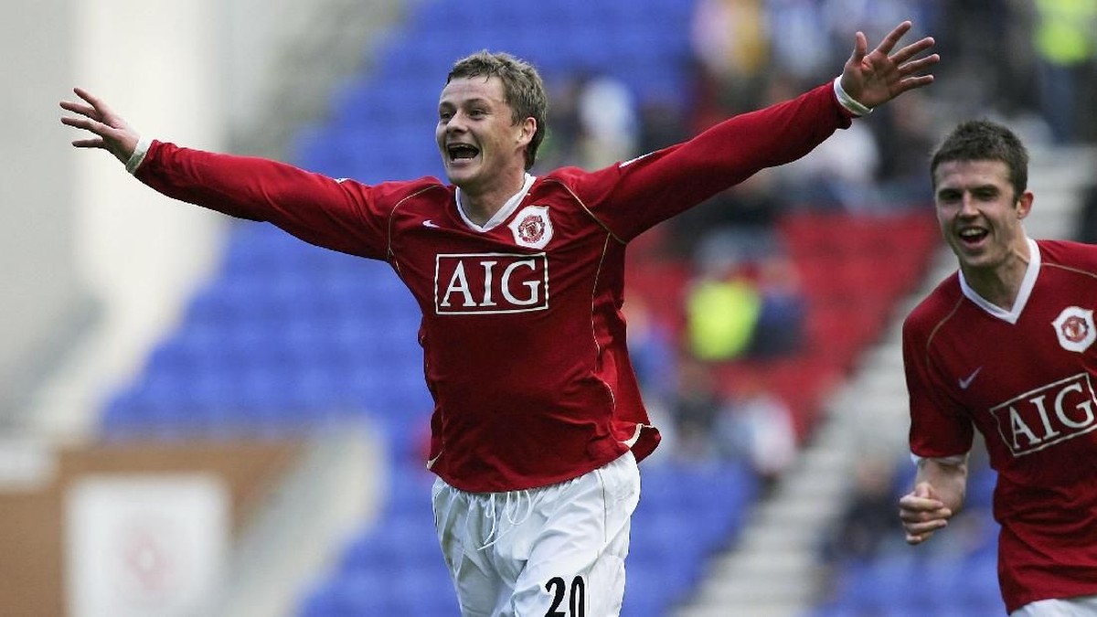 Ole Gunnar Solskjaer tak sabar ingin kembali bekerja sama dengan Michael Carrick. (Foto: Matthew Lewis/Getty Images)