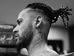 Gaya rambut dreadlock Neymar ini diperkenalkan pada Maret 2018 namun dia belum memperlihatkannya ke publik saat bermain. (dok.hairstyle.com)