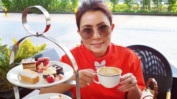 Pose Manis Mayangsari dan Bambang Trihatmodjo Saat Ngopi Bareng