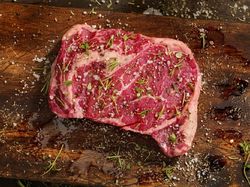 Mau Bikin Roast Beef ala Resto? Ikuti Tips Membumbui dari Chef Stefu ini