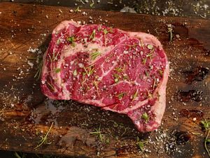 Mau Bikin Roast Beef ala Resto? Ikuti Tips Membumbui dari Chef Stefu ini Mau Bikin Roast Beef ala Resto? Ikuti Tips Membumbui dari Chef Stefu ini