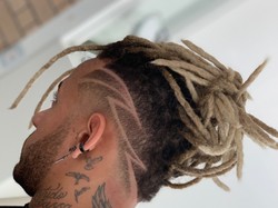 Dari rambut model spaghetti, Neymar kini mengubahnya jadi gimbal dengan sedikit memodifikasi bagian samping rambut. (Instagram @neymarjr)