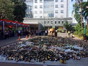 Polda Metro Jaya Musnahkan 8 Ribu Botol Miras