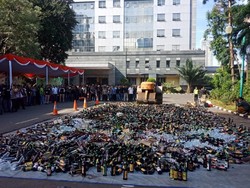 Polda Metro Jaya Musnahkan 8 Ribu Botol Miras