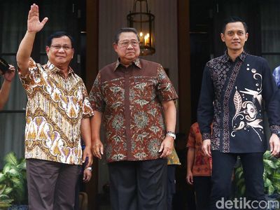 Momen SBY-Prabowo Kompak Berbatik di Mega Kuningan