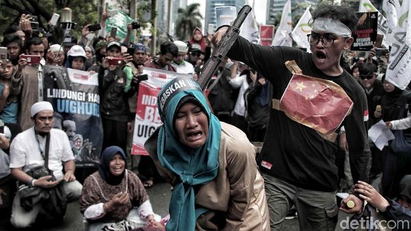Potret Dramatis Aksi Teatrikal Massa 2112 di Depan Kedubes China