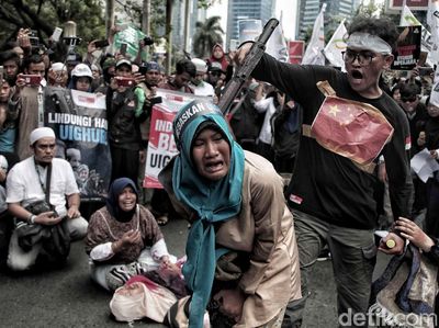 Potret Dramatis Aksi Teatrikal Massa 2112 di Depan Kedubes China