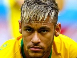 Rambut ini sebenarnya bergaya mohawk tapi Neymar memilih untuk menurunkan rambutnya sampai menutupi dahi. Neymar juga memberikan efek pirang pada rambuntnya. (dok.hairstyle.com)