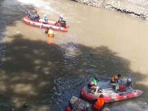 Petugas Lanjut Cari Pemancing yang Hanyut di Pasar Rebo