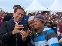Gaya Jokowi Nge-vlog Pakai iPhone