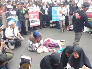 Massa Aksi 2112 Gelar Teaterikal Penindasan Uighur Depan Kedubes China Massa Aksi 2112 Gelar Teaterikal Penindasan Uighur Depan Kedubes China