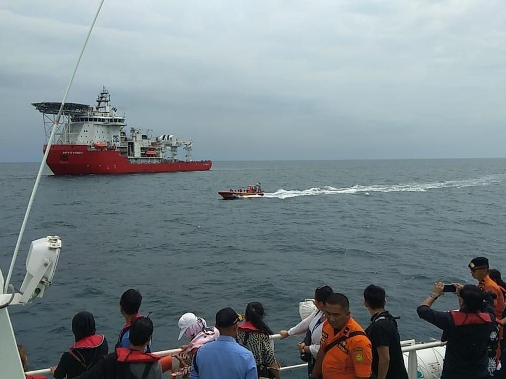 Lion Air Bawa Keluarga Korban ke Lokasi Jatuhnya PK-LQP Lion Air Bawa Keluarga Korban ke Lokasi Jatuhnya PK-LQP