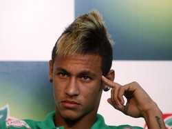 Gaya mohawk ini sebenarnya sering diperlihatkan Neymar. Tapi untuk yang satu ini, Neymar mewarnai pirang di sisi tengah. (dok.hairstyle.com)