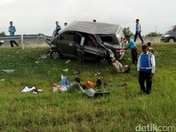 MPV Tabrak Pembatas Jalan di Tol Madiun, Empat Orang Luka