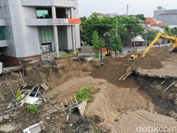 Perbaikan Basement BNI yang Retak Saat Jalan Gubeng Ambles Ditunda