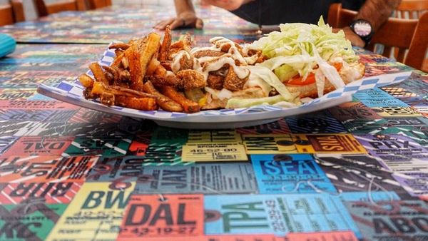 Pose Keren Mena Massoud, Pemeran Aladdin Makan Menu Vegan