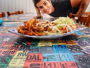 Pose Keren Mena Massoud, Pemeran Aladdin Makan Menu Vegan Pose Keren Mena Massoud, Pemeran Aladdin Makan Menu Vegan