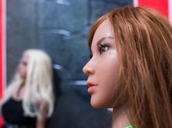 Sedih! Pria Ini Hidup dengan 12 Boneka Seks Usai Trauma Bercerai