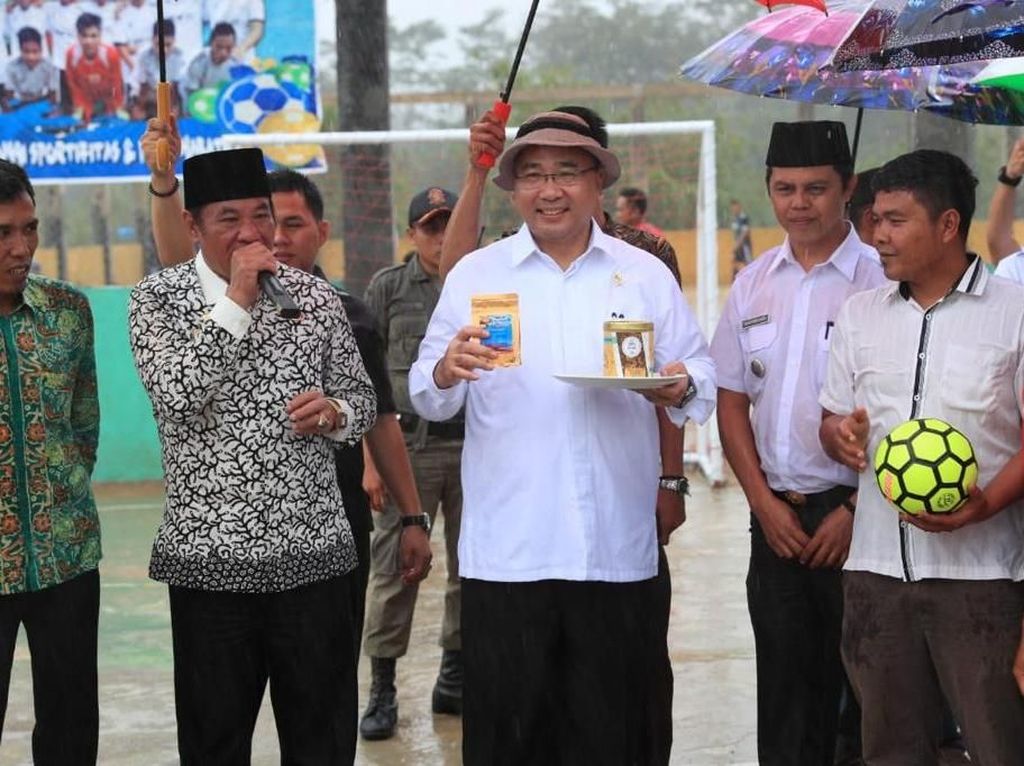 Di Bengkulu, Mendes Tinjau Lapangan Bola yang Didanai Dana Desa