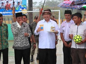 Di Bengkulu, Mendes Tinjau Lapangan Bola yang Didanai Dana Desa Di Bengkulu, Mendes Tinjau Lapangan Bola yang Didanai Dana Desa