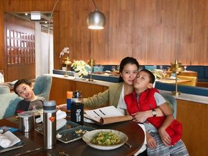 Begini Keseruan Marcella Zalianty Ketika Makan Bareng Dua Jagoannya Begini Keseruan Marcella Zalianty Ketika Makan Bareng Dua Jagoannya