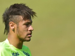 Gaya rambut Mohawk dengan panjang rambut 4-5 cm ini kerap juga digunakan oleh Neynar. Ciri khasnya adalah meninggalkan sedikit rambut di bagian tengkuk. (dok.hairstyle.com)