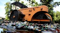 Ribuan Botol Miras Dimusnahkan Polda Metro Jaya