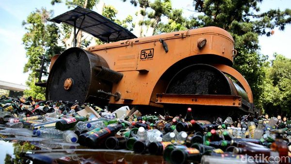 Ribuan Botol Miras Dimusnahkan Polda Metro Jaya