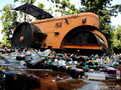 Ribuan Botol Miras Dimusnahkan Polda Metro Jaya