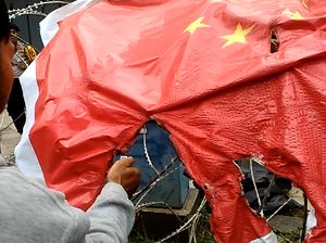 Massa Bela Uighur Bakar Bendera China di Depan Kedubes! Massa Bela Uighur Bakar Bendera China di Depan Kedubes!