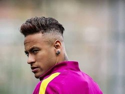 Gya rambut Neymar saat masih di Barcelona. Menggunakan minyak rambut yang cukup banyak di bagian atas rambut, sisi samping dipangkas. Bagaimana? (dok.hairstyle.com)