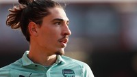 Bek Arsenal Hector Bellerin kerap melelang sepatu bolanya untuk amal. Pada 2017, pemain Spanyol itu menyumbang 50 pound sterling untuk setiap menit yang dia mainkan di Piala Eropa U-21 untuk membantu korban kebakaran Grenfell Tower, London. Foto: David Klein/Reuters