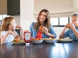 Momen Manis Jessica Alba Saat Kulineran Bareng Keluarganya