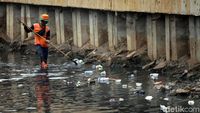 Pasca Diturap, Kali Grogol Dibersihkan dari Sampah