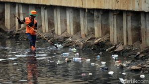 Pasca Diturap, Kali Grogol Dibersihkan dari Sampah