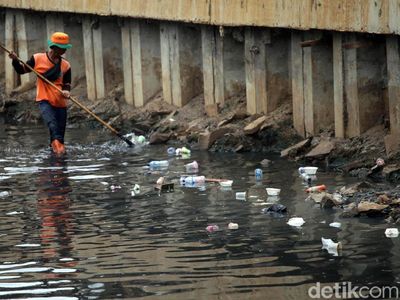 Pasca Diturap, Kali Grogol Dibersihkan dari Sampah
