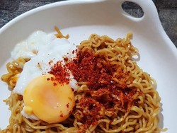 Makanan Tak Sesuai Aturan hingga Dilempar Sendal Jepit Saat Makan Mie Instan