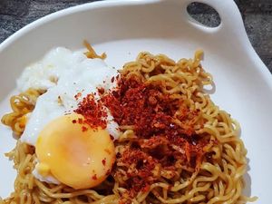 Makanan Tak Sesuai Aturan hingga Dilempar Sendal Jepit Saat Makan Mie Instan Makanan Tak Sesuai Aturan hingga Dilempar Sendal Jepit Saat Makan Mie Instan