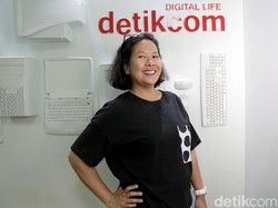 Momen Unik Trinity di Buku The Naked Traveler 8