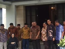 Ditemani AHY, SBY Sambut Prabowo di Mega Kuningan