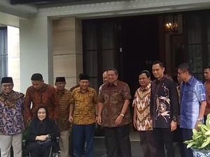 Ditemani AHY, SBY Sambut Prabowo di Mega Kuningan Ditemani AHY, SBY Sambut Prabowo di Mega Kuningan