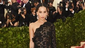 Foto: 7 Gaya Seksi Zoe Kravitz, Sang Pemeran Baru Catwoman