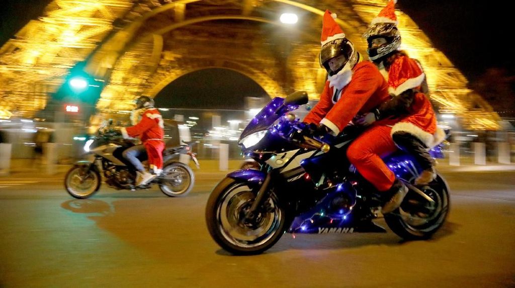 Heboh! Ratusan Santa Claus Memenuhi Jalanan Paris